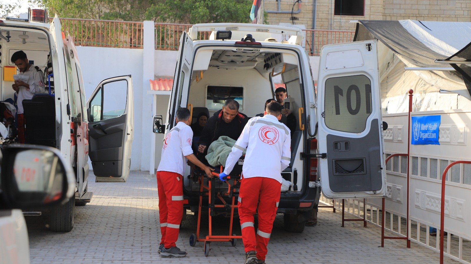 جمعية الهلال الأحمر تجلي 152 مريضا وجريحا عبر معبر رفح